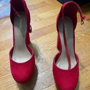 Red pumps